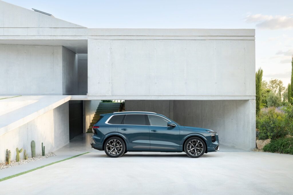2027 Audi Q7 side profile