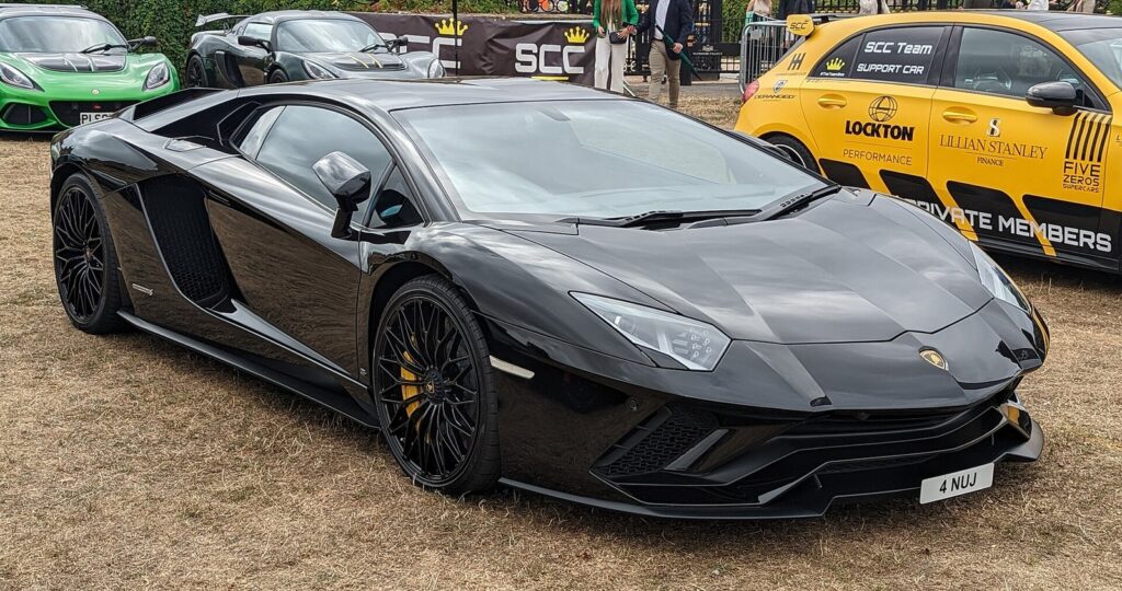 Lamborghini Aventador S side profile