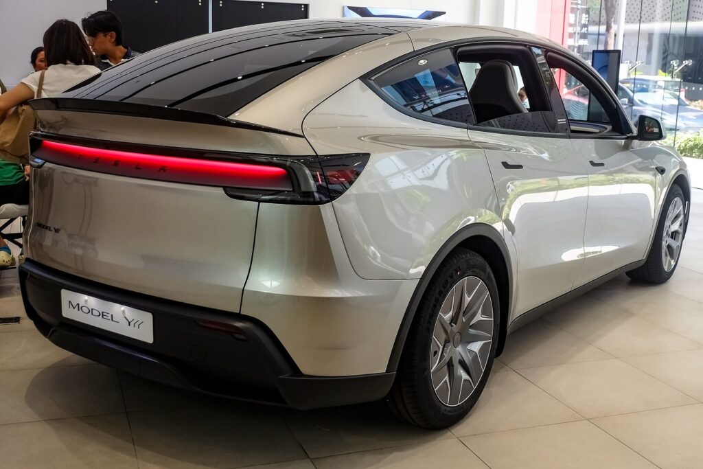 Tesla Model Y L rear light bar