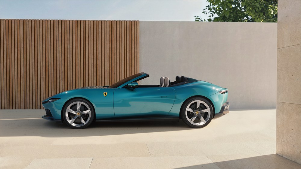 Ferrari Amalfi Spider side profile with long bonnet and soft-top roofline