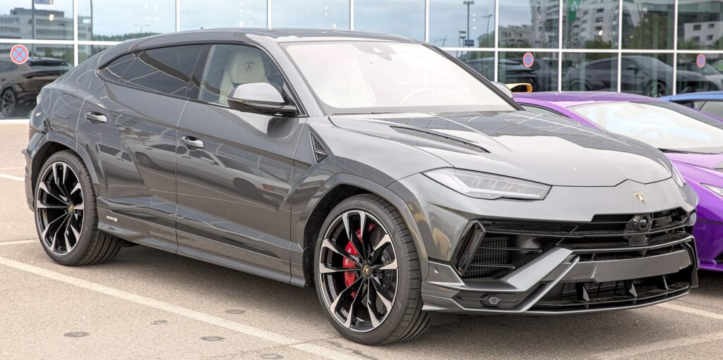 Lamborghini Urus side profile