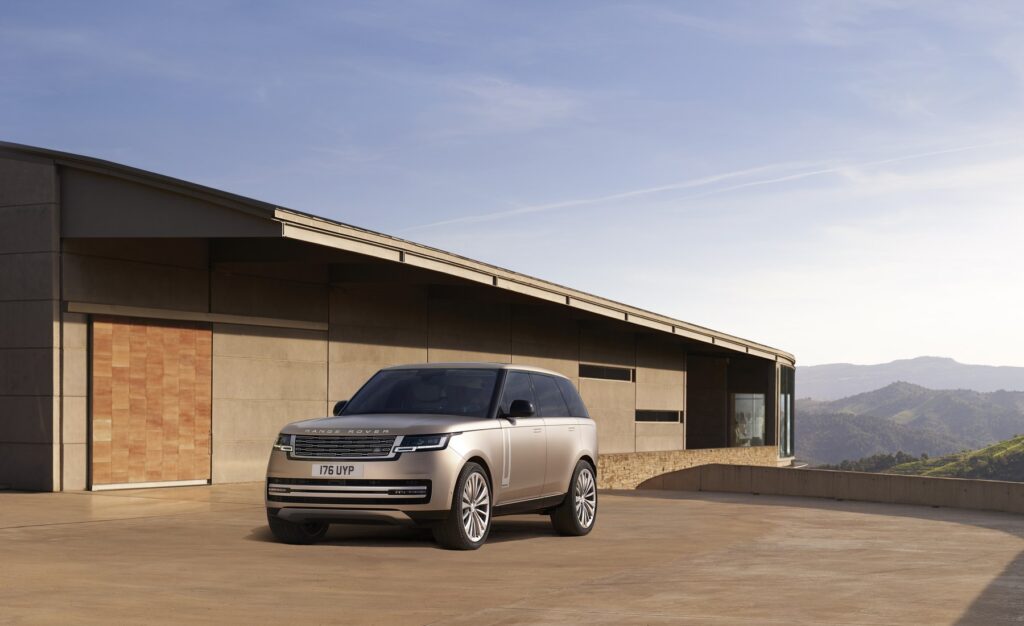 Range Rover front three-quarter view for Lamborghini Urus comparison