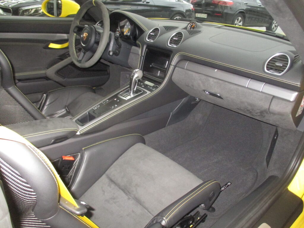 Porsche 718 Cayman GT4 interior and front seats