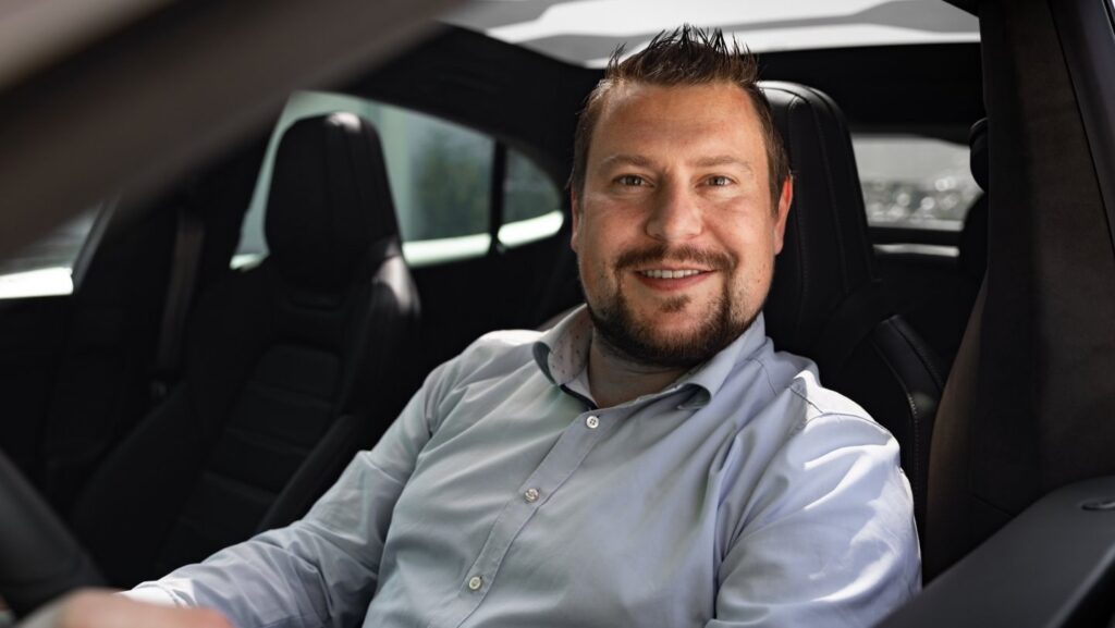 Porsche Cayenne Electric front seat context