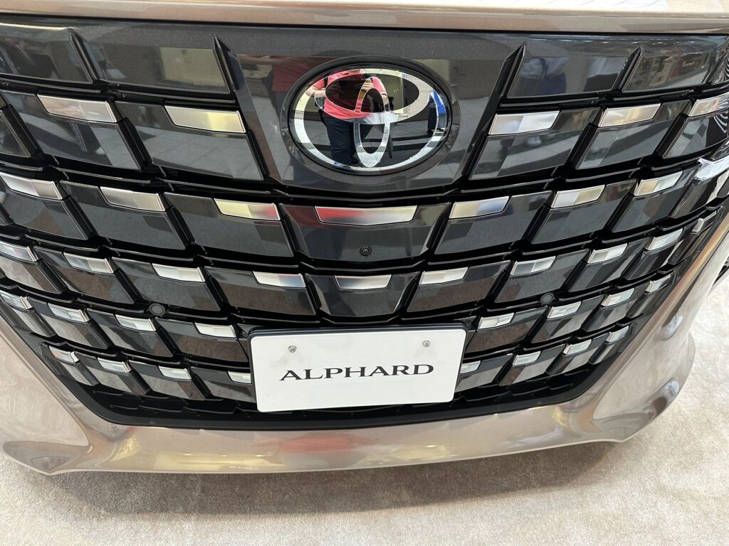 Toyota Alphard grille detail