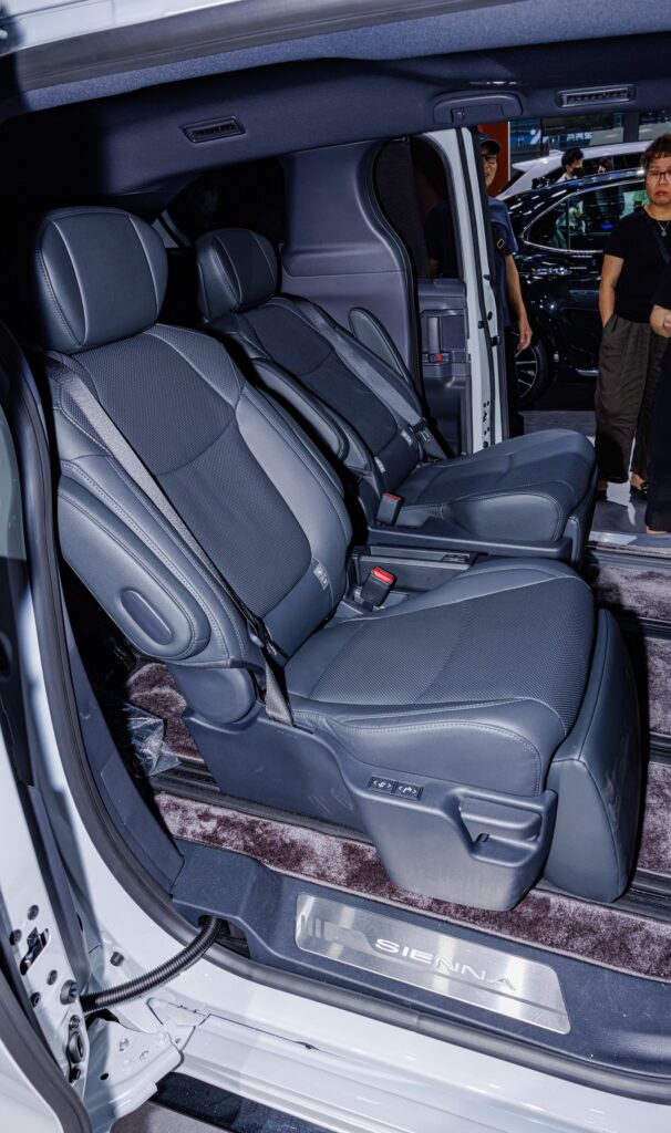 Toyota Sienna interior for Alphard comparison