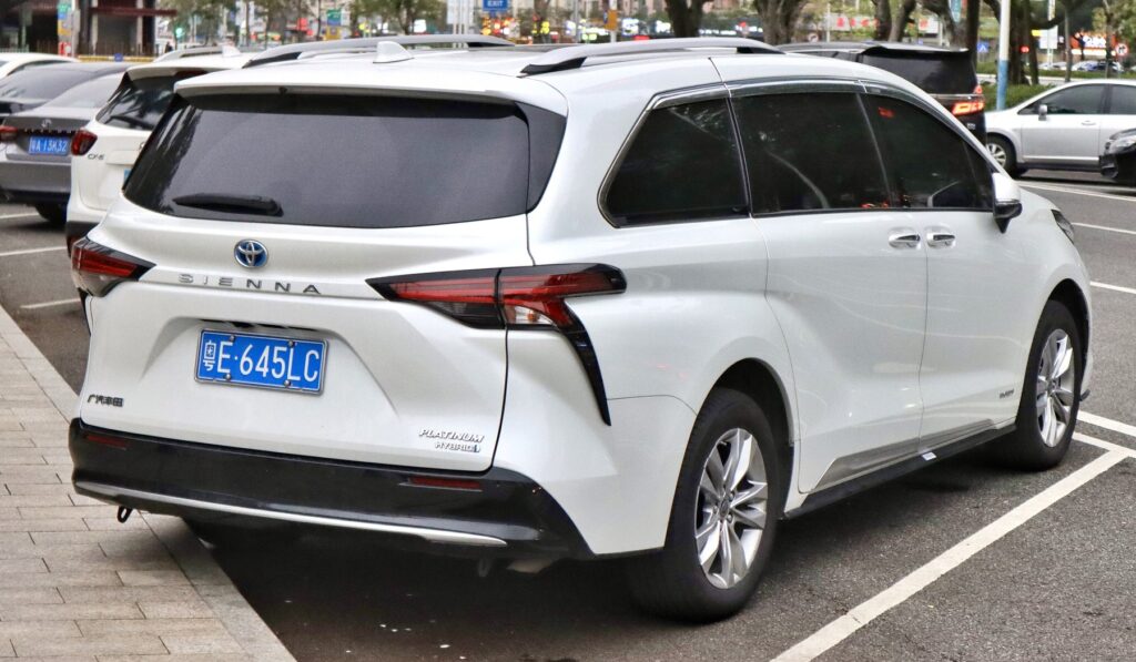 toyota-alphard-30-sienna-context-rear