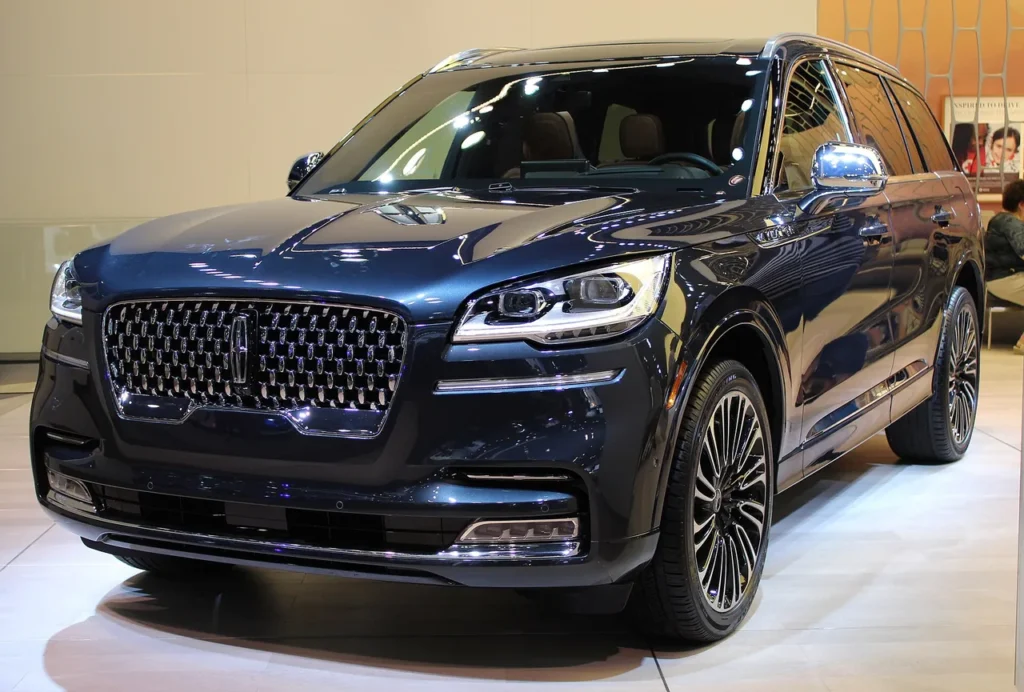 Lincoln Aviator front three-quarter view