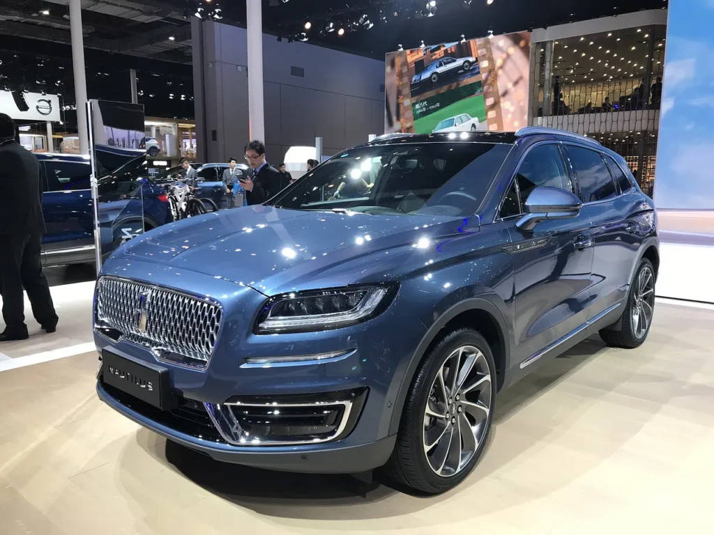 Lincoln Nautilus front three-quarter view