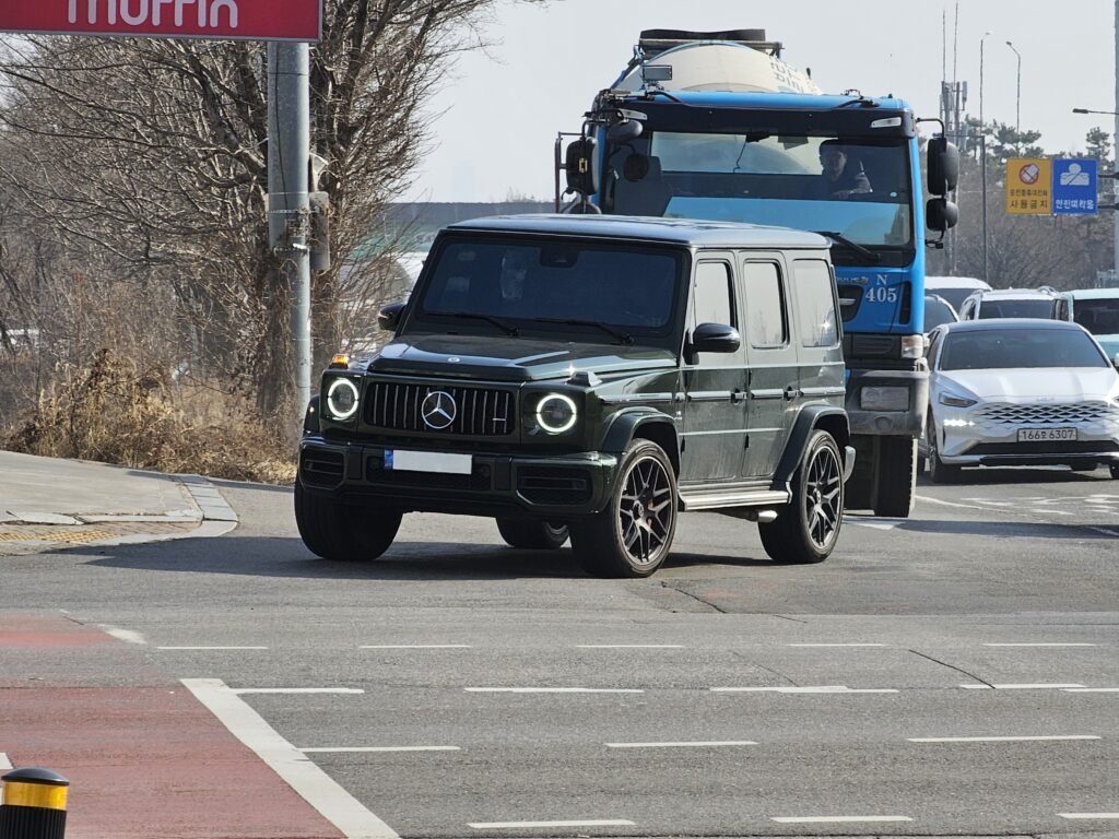 Mercedes-AMG G63 Obsidian Black front view