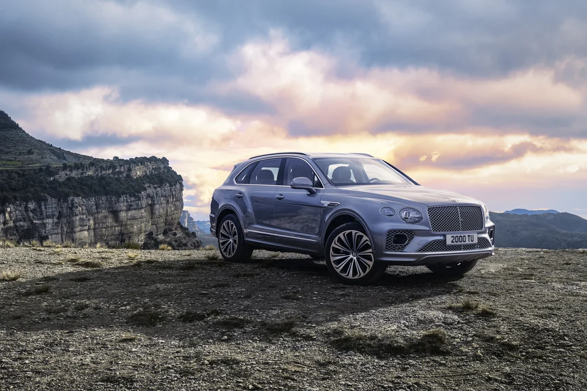 Facelift Bentley Bentayga V8 at sunset