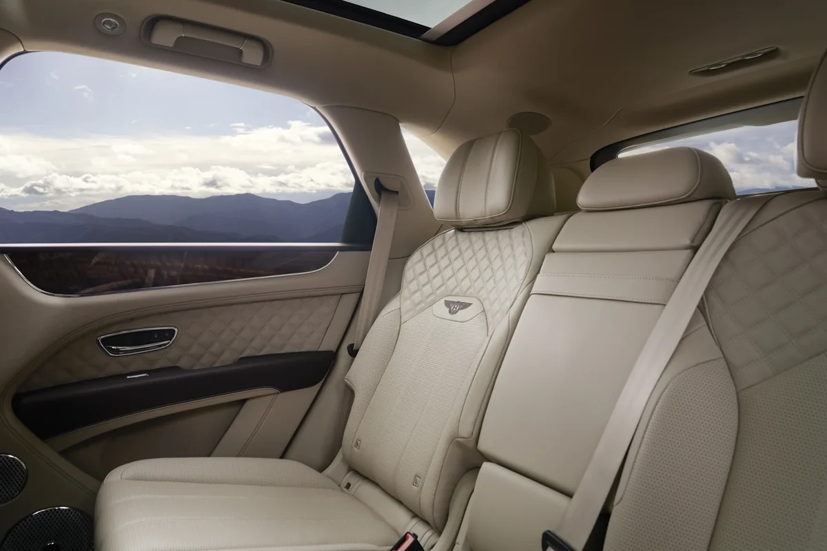 Facelift Bentley Bentayga rear bench and panoramic roof