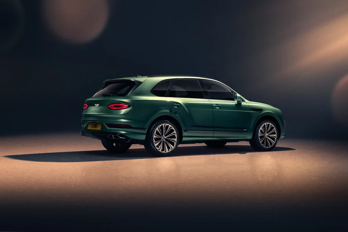 Green facelift Bentley Bentayga V8 side profile