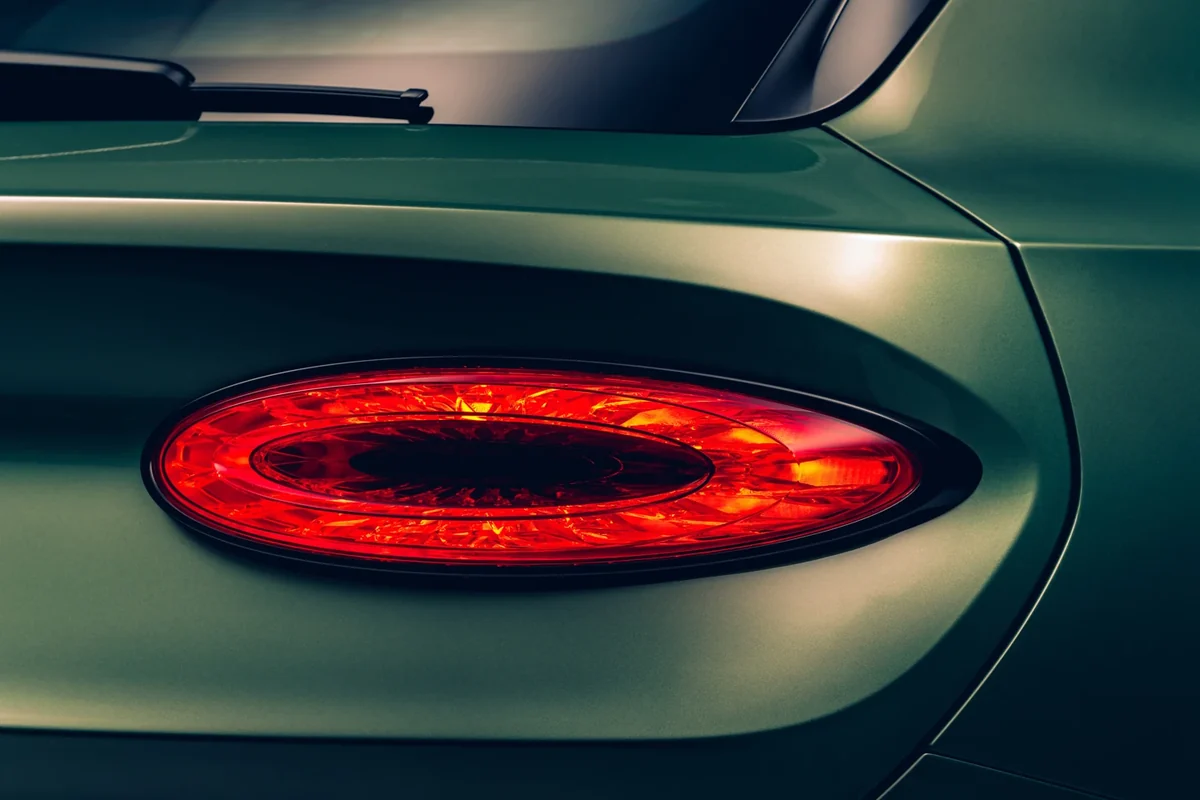 Facelift Bentley Bentayga elliptical rear lamp