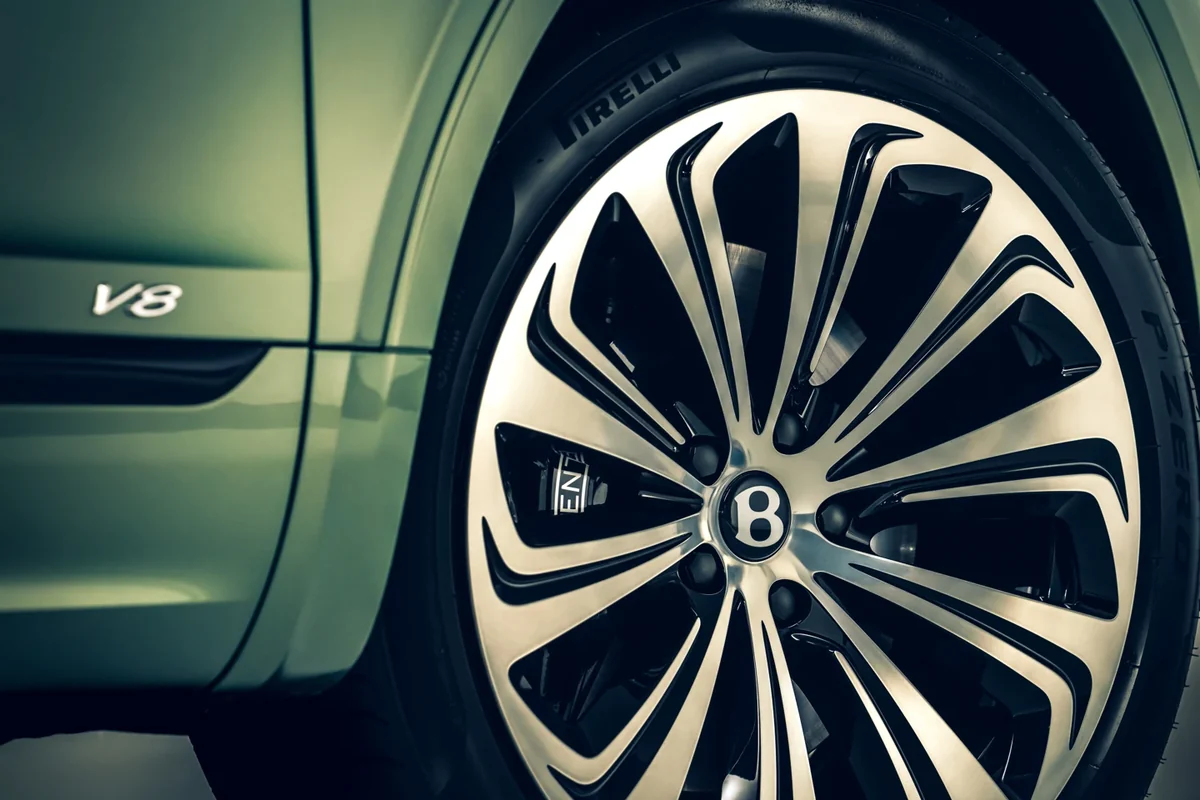 Bentley Bentayga V8 wheel and V8 fender badge