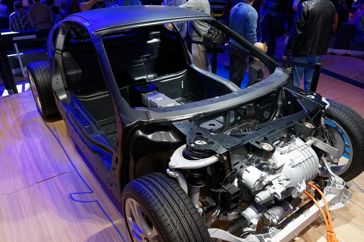 BMW i8 display showing front electric drive and center tunnel