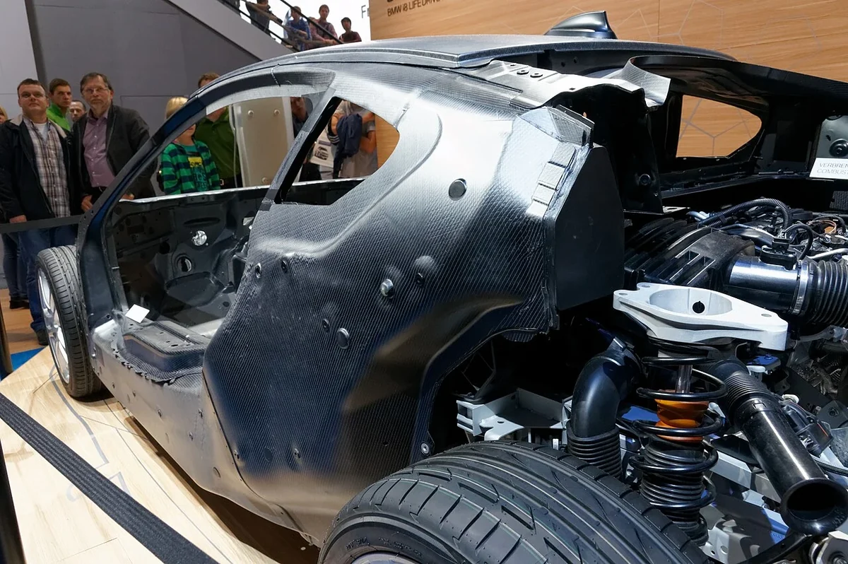BMW i8 carbon-fiber passenger structure and rear powertrain display