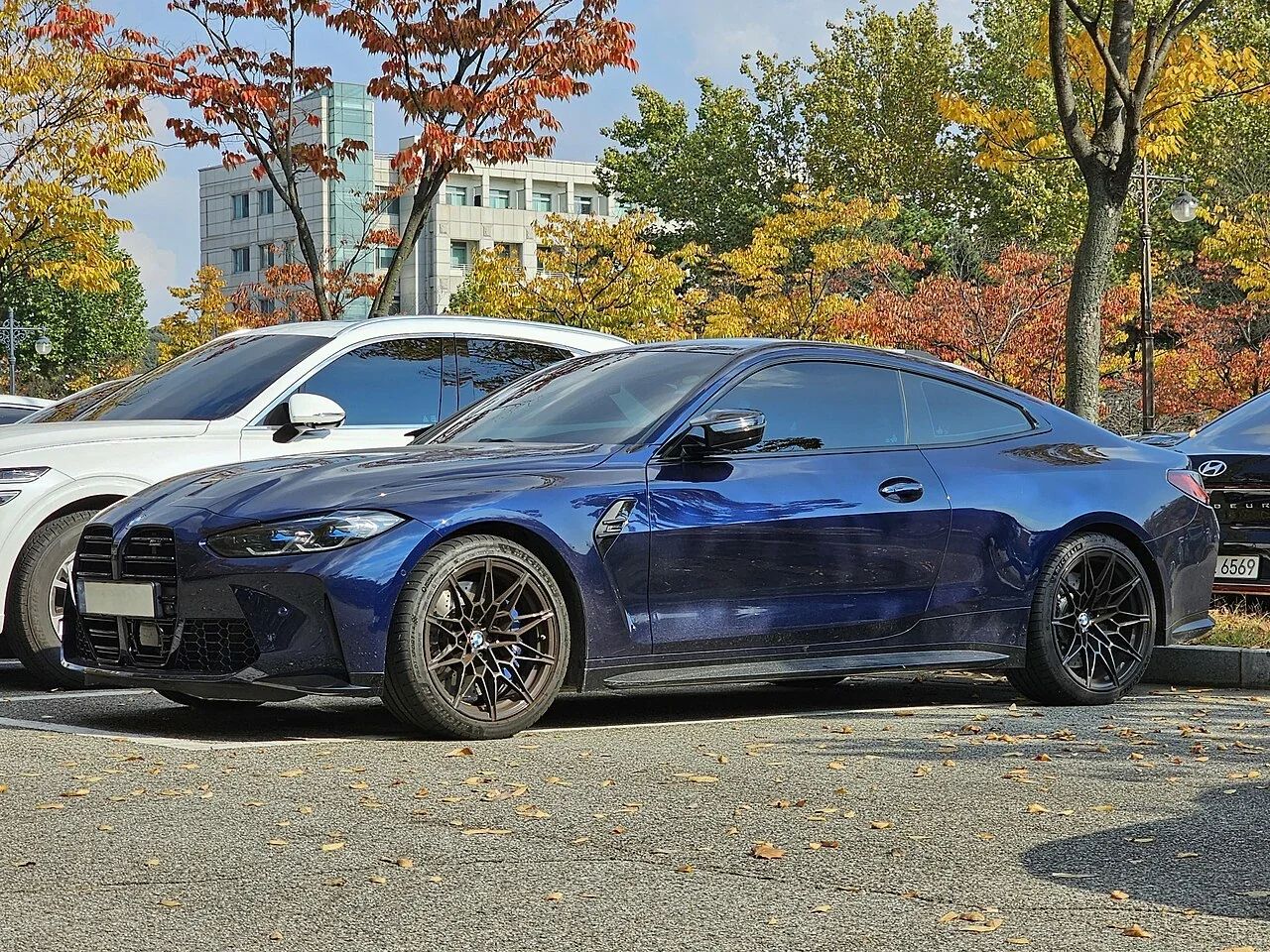 Blue early G82 BMW M4 Competition front quarter