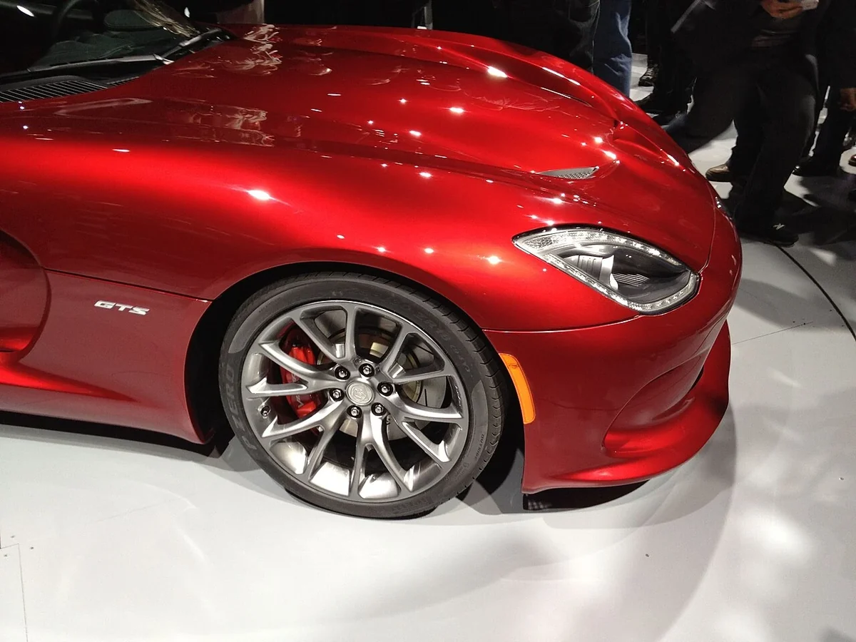 2013 SRT Viper GTS front wheel and fender