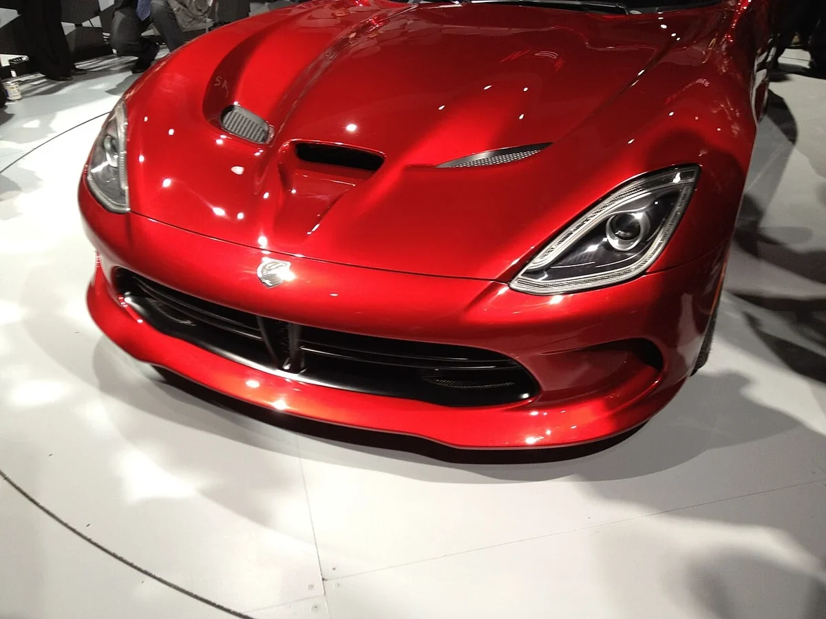 2013 SRT Viper GTS hood and headlamp detail