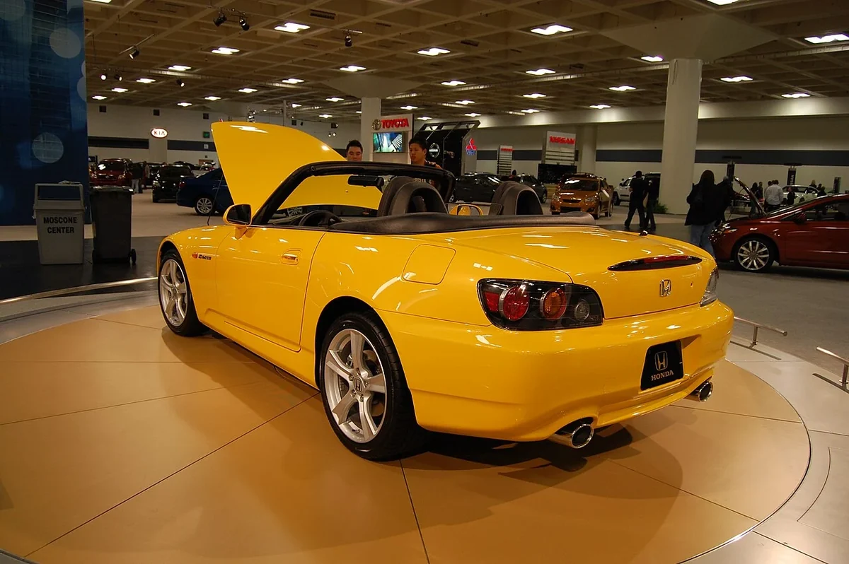 2009 S2000 rear three-quarter view, showing the later roadster body.