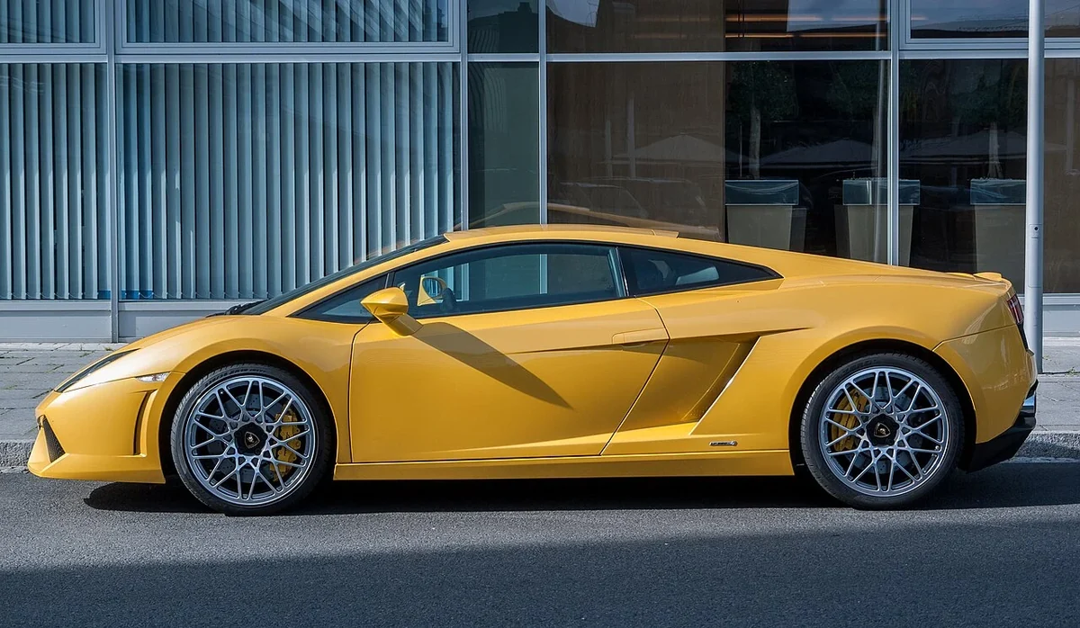 LP 560-4 side profile