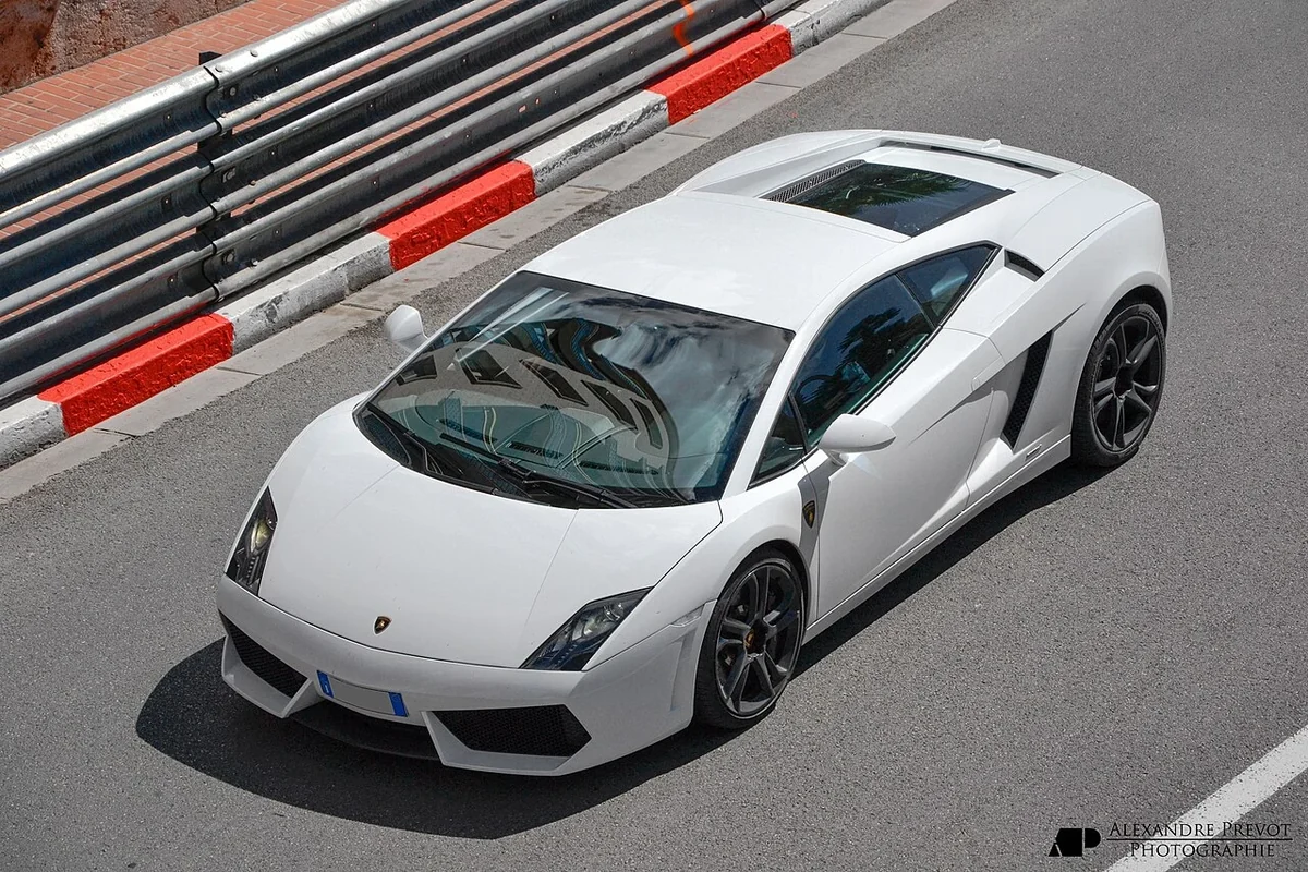 Early LP 560-4 viewed from above, showing the low wedge shape and limited sightlines.