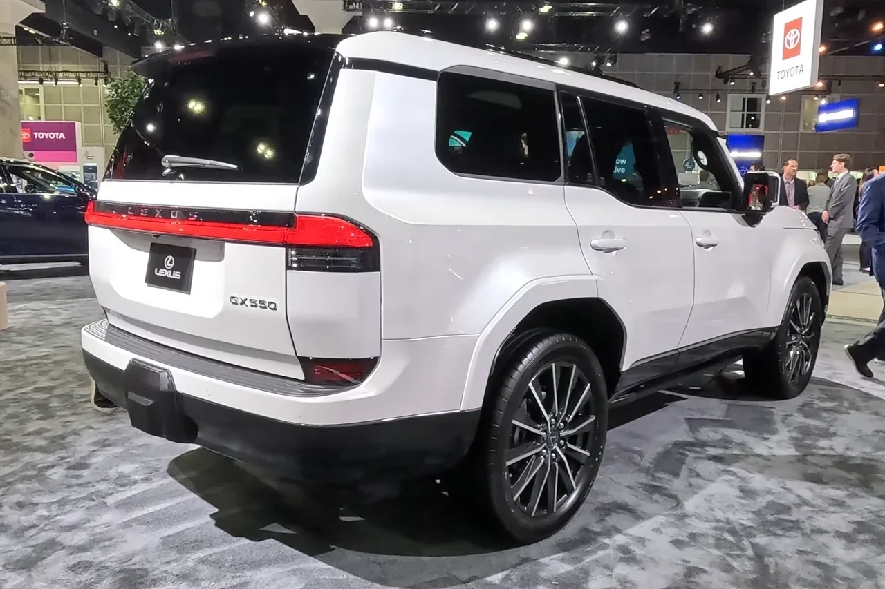 White Lexus GX 550 Luxury+ rear and tailgate