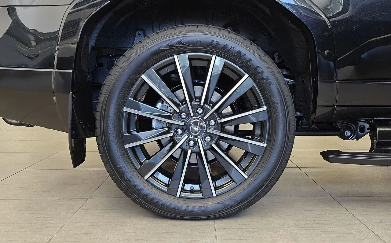 Lexus GX road-oriented alloy wheel and Dunlop tire