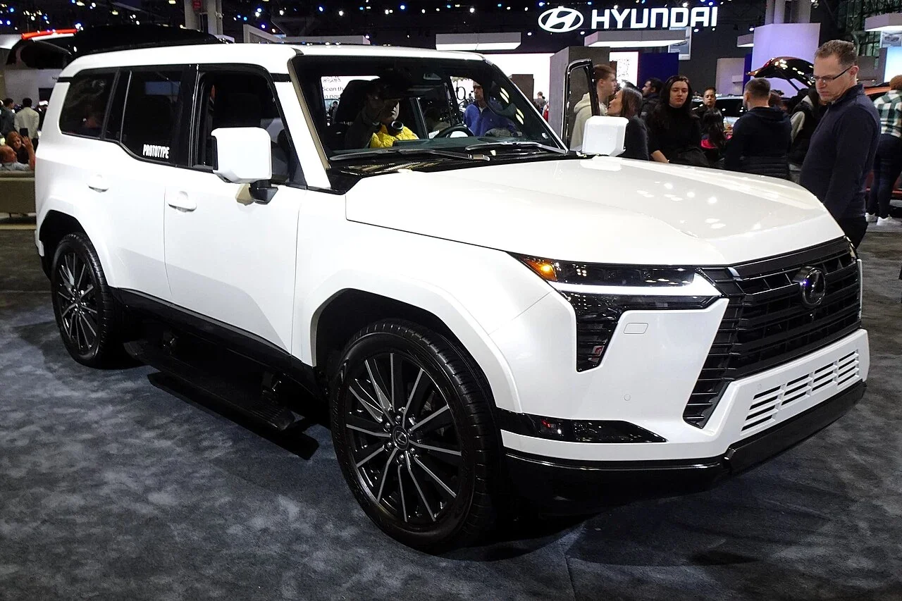 White Lexus GX 550 front three-quarter view