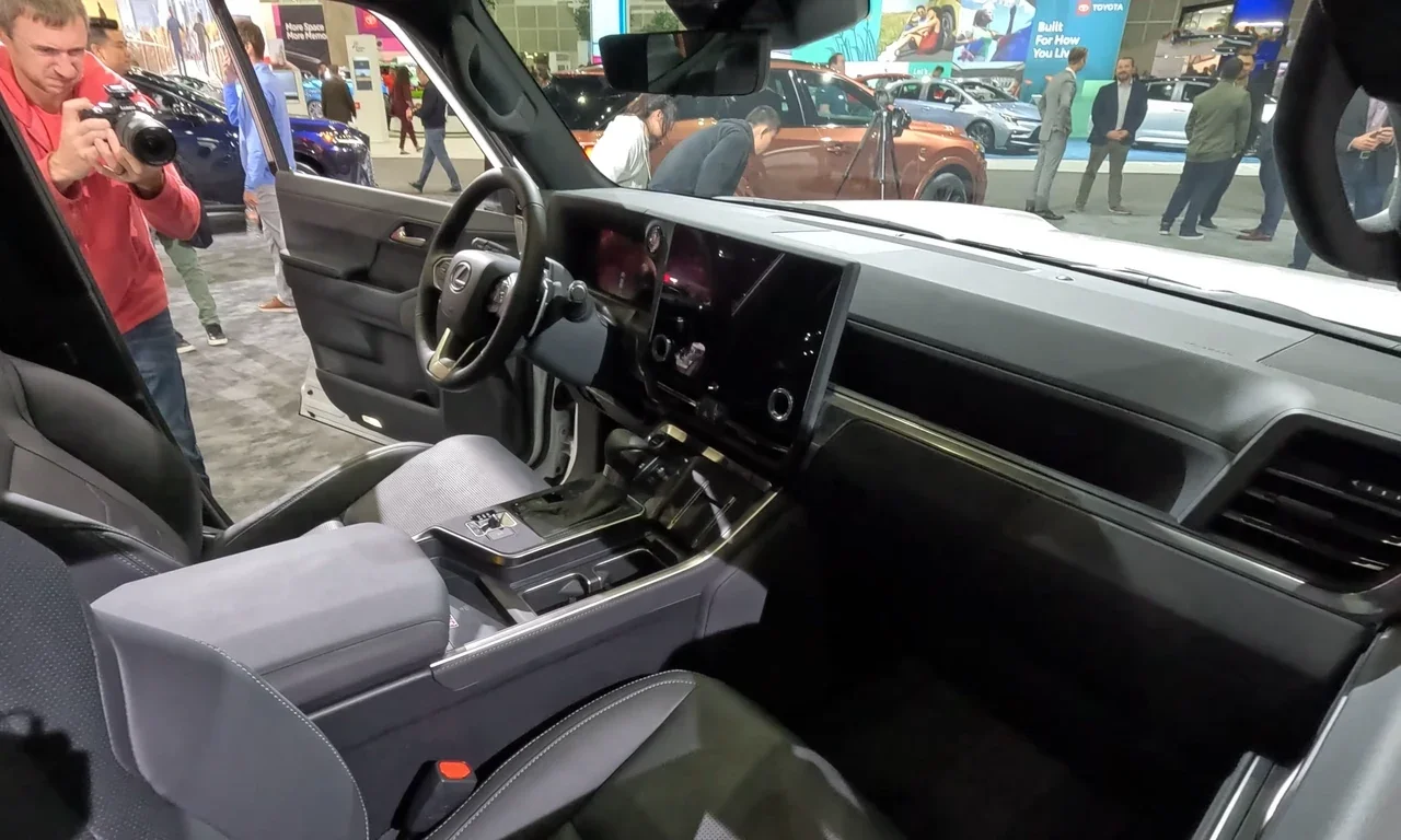 Left-hand-drive Lexus GX 550 Luxury+ dashboard and console