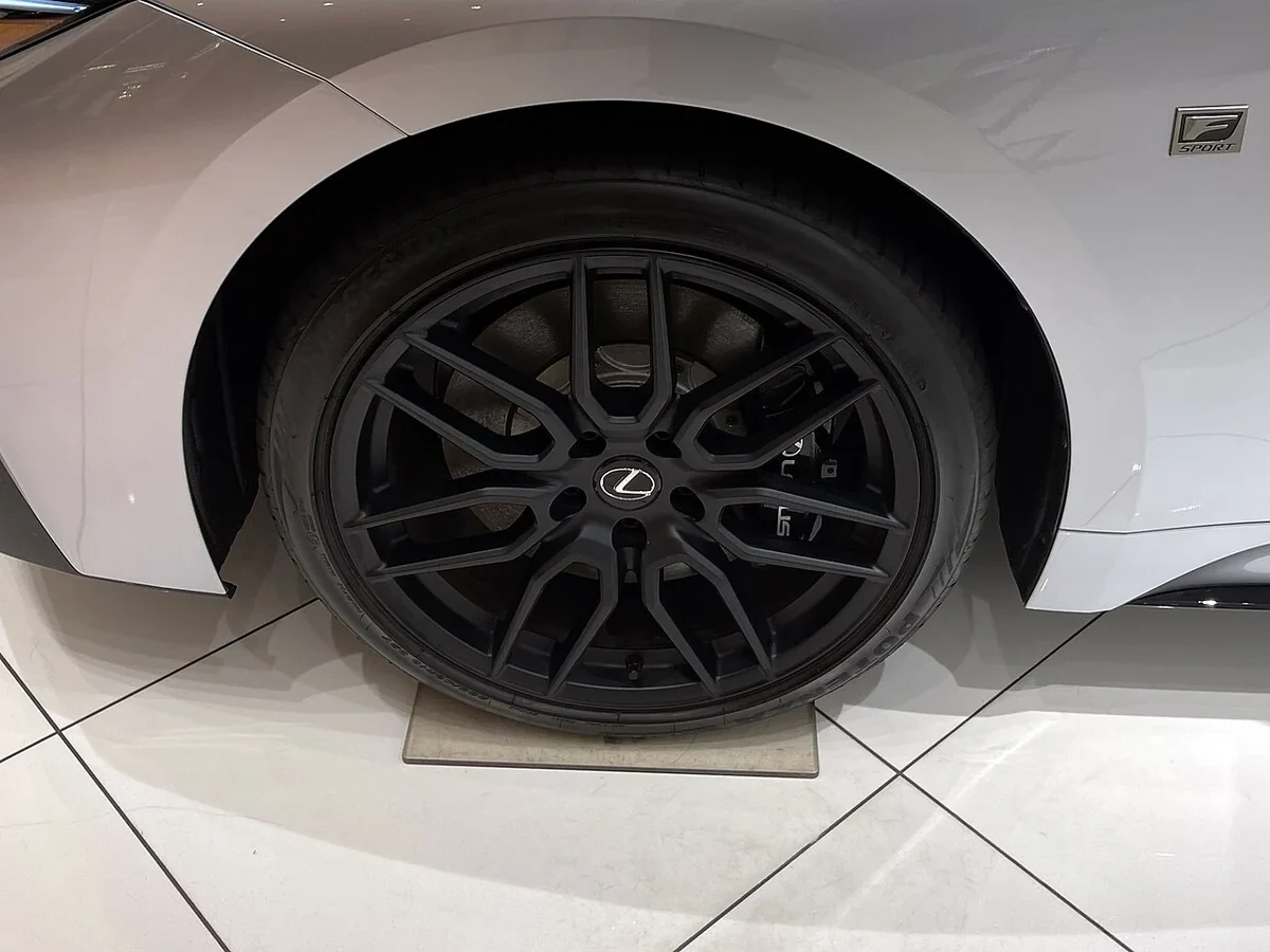 Lexus IS 500 F SPORT Performance wheel and front fender