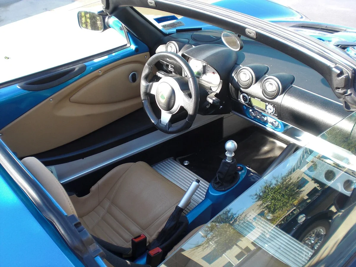 Lotus Elise Series 2 cockpit with manual gear lever