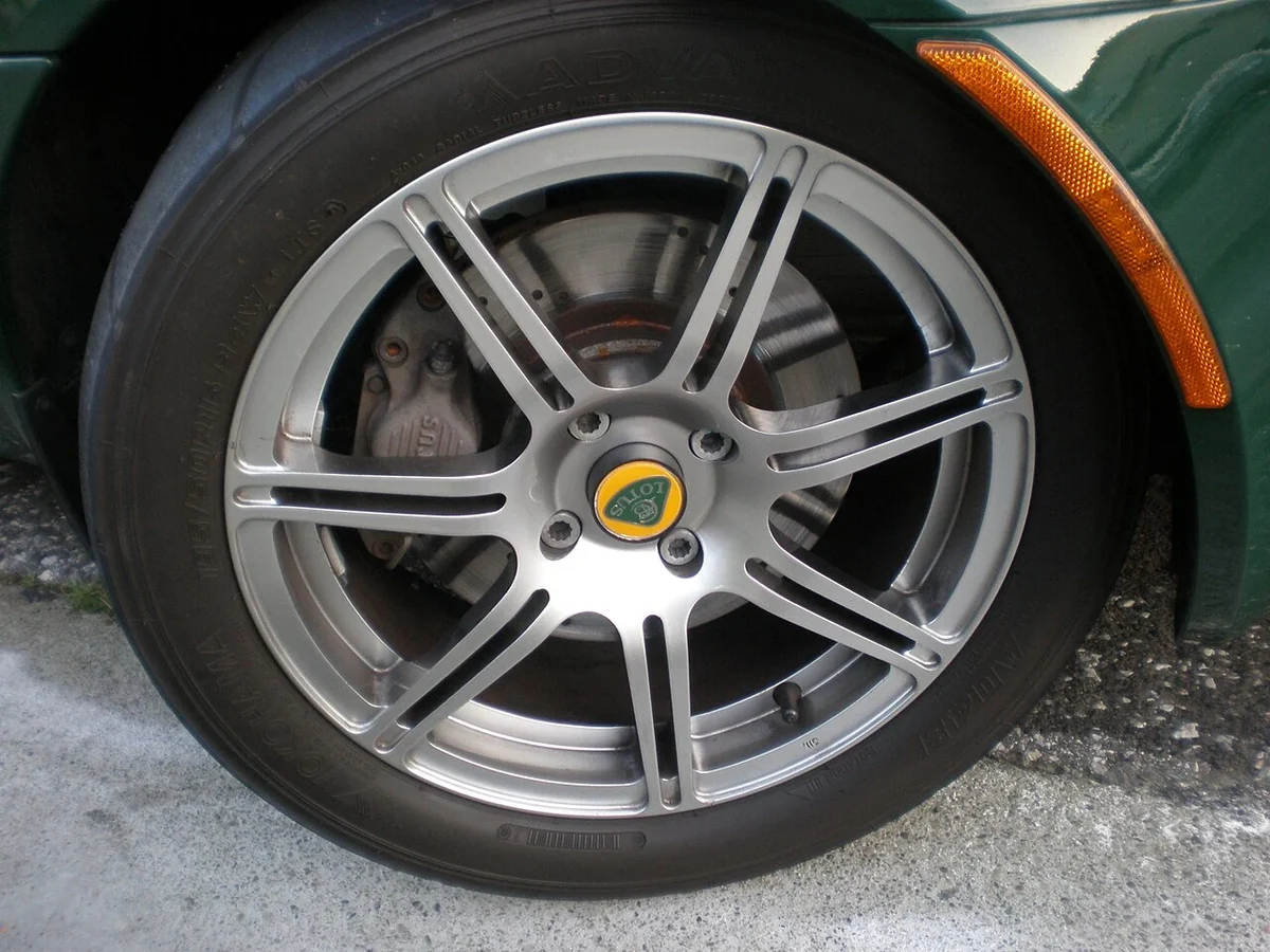 Green Lotus Elise Series 2 wheel and brake detail