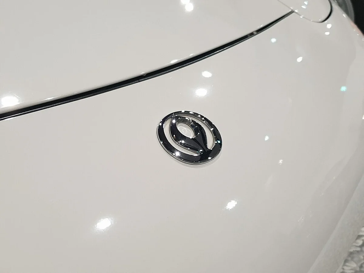 Mazda RX-7 FD ɛ̃fini nose emblem detail