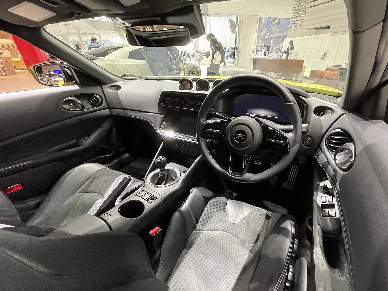 Nissan Fairlady Z RZ34 manual lever and three-pedal cabin