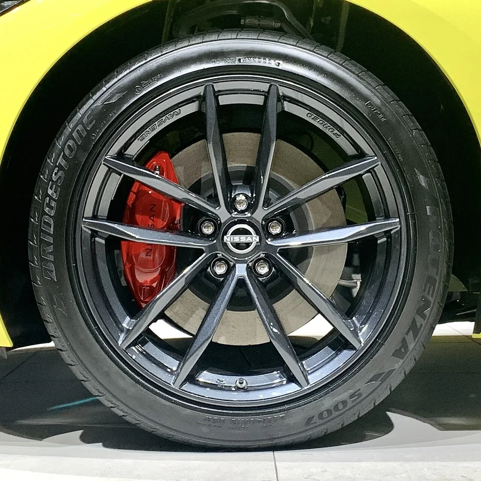 Nissan Fairlady Z RZ34 front wheel and red brake caliper