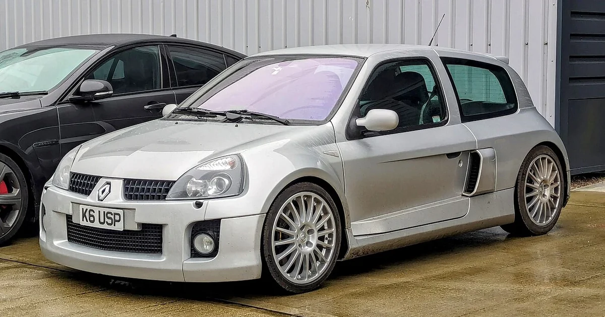 Renault Clio V6 Phase 2 side and front view