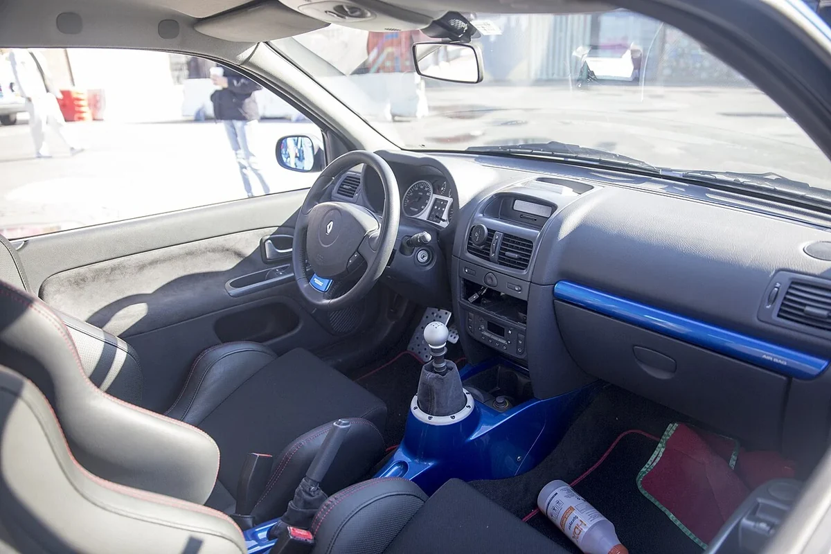 Renault Sport Lutécia V6 Phase 2 dashboard and seats
