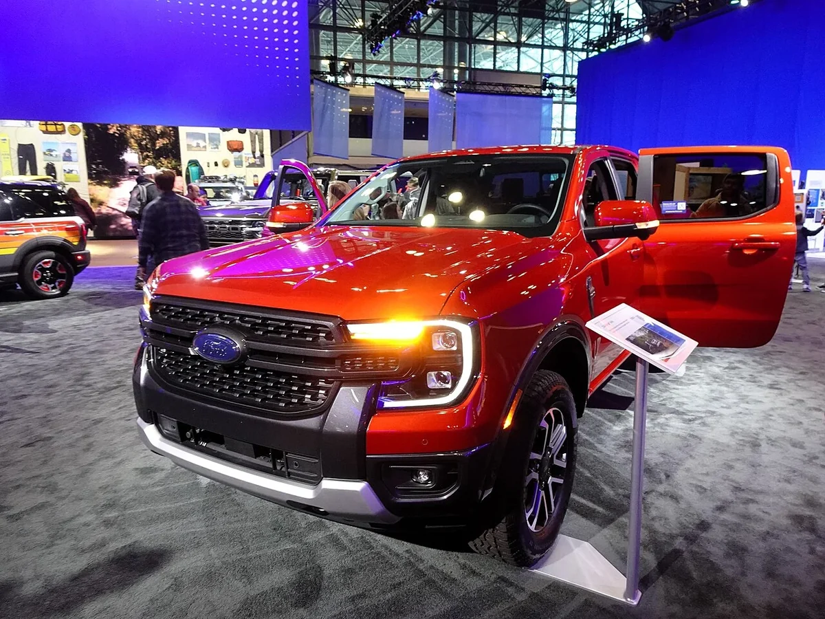 2024 Ford Ranger Lariat front three-quarter show view