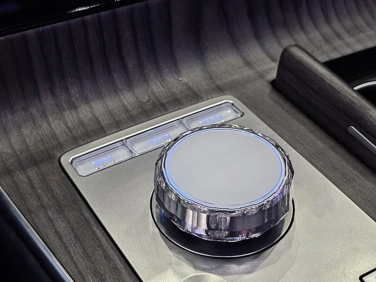 Genesis G80 facelift rotary console control detail