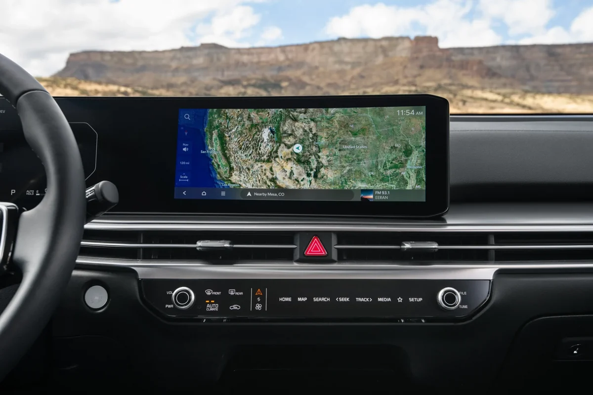 Kia Sorento Hybrid dashboard and navigation screen