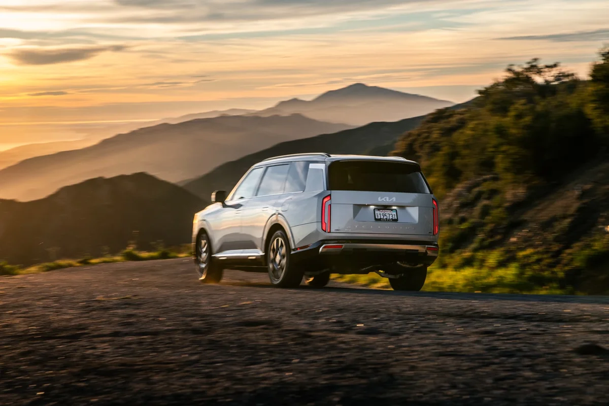 Kia Telluride Hybrid rear three-quarter view