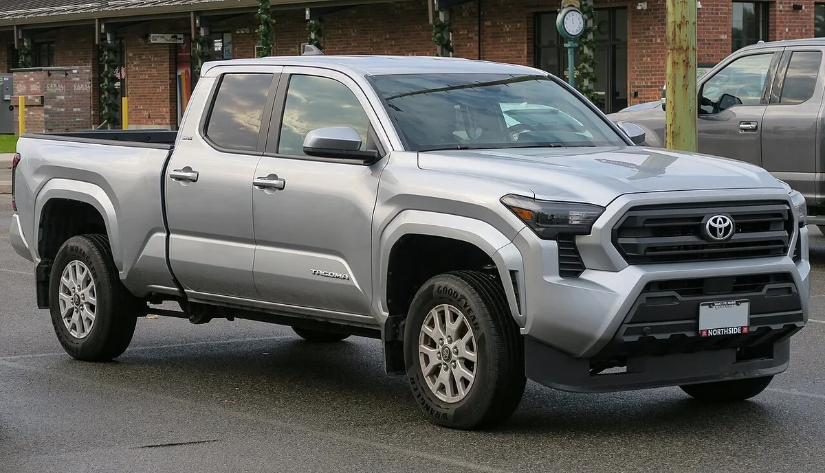 2025 Toyota Tacoma Double Cab SR5 in silver