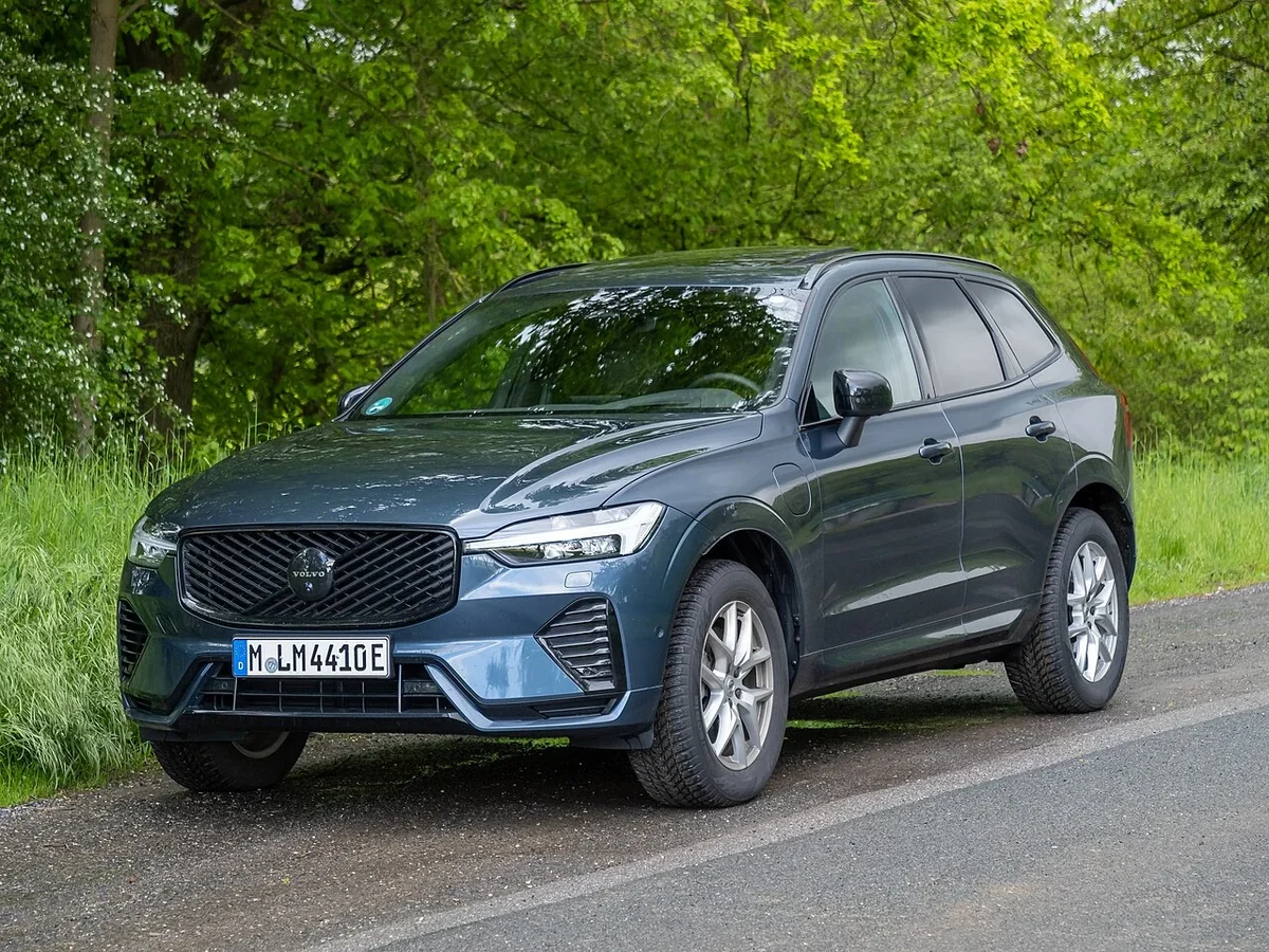 Volvo XC60 Review – refreshed T8 front three-quarter view
