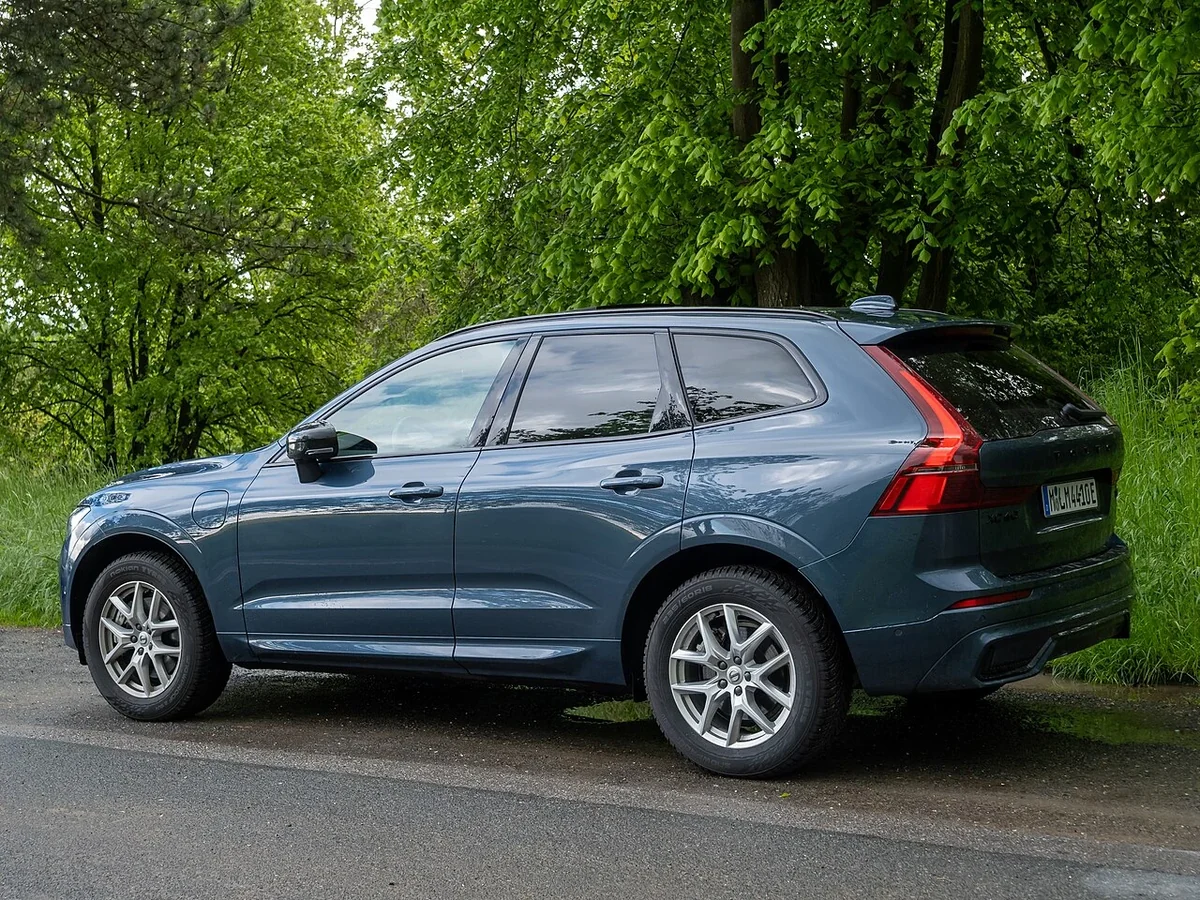 Volvo XC60 T8 rear three-quarter profile