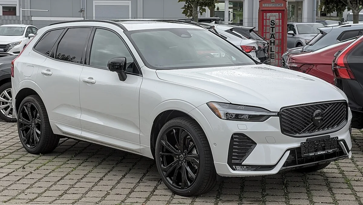 Volvo XC60 refreshed body in white