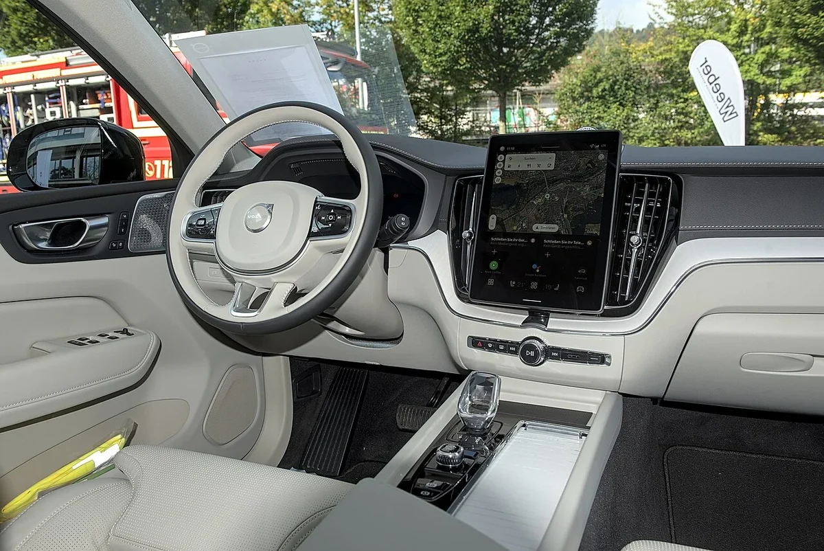 Volvo XC60 refreshed dashboard and portrait display