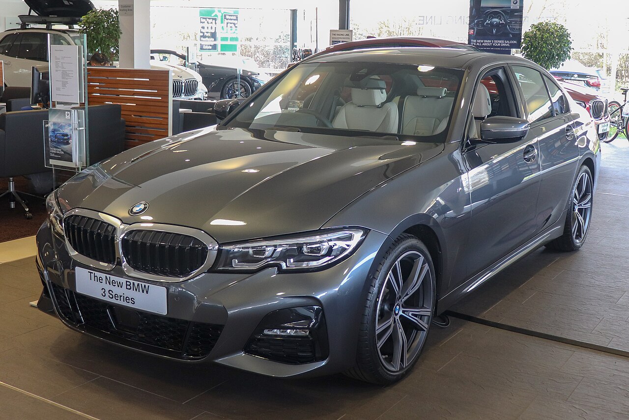 BMW 320d grey 2019 xDrive M Sport front three-quarter view in a showroom