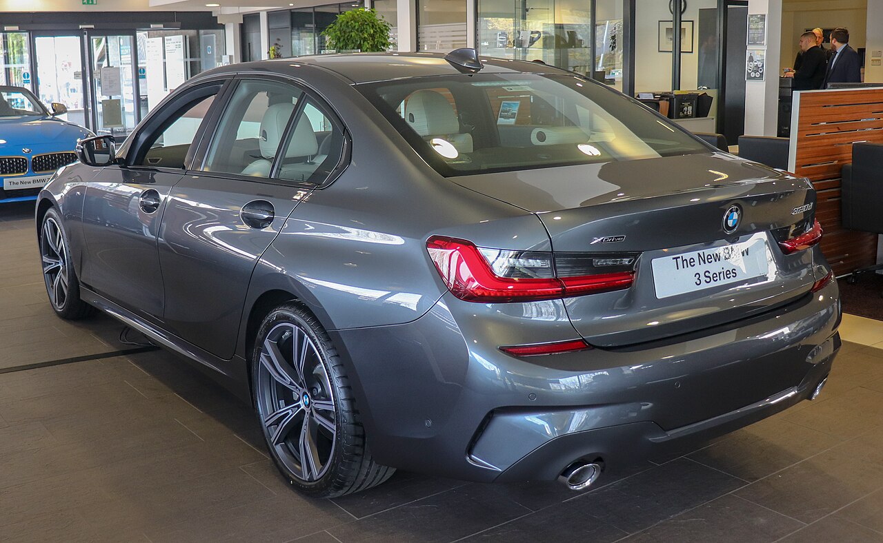 BMW 320d grey 2019 xDrive M Sport rear three-quarter view